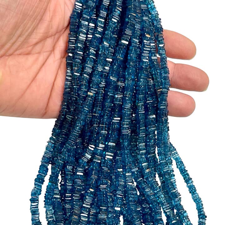 Brins de perles Heishi carrées en topaze bleue de Londres 6 mm, 16” pour la vente par TRIVENI USA INC
