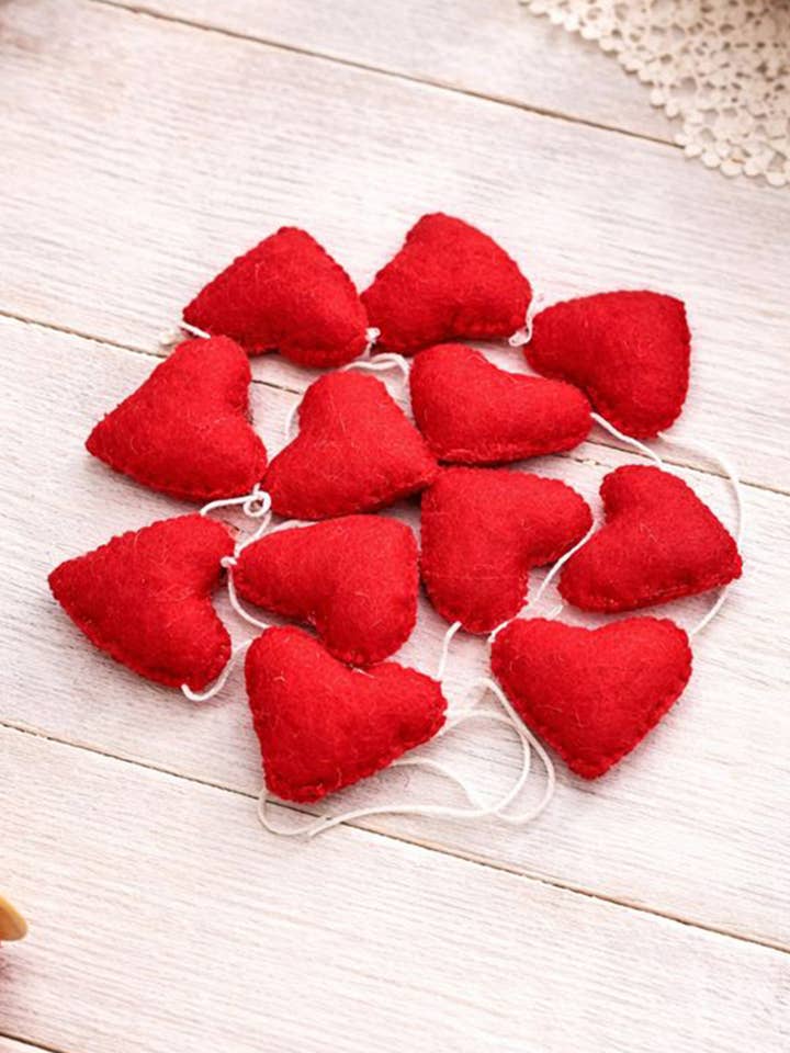 Handmade Wool Felt Heart Garland Valentine’s Day Decor for wholesale by KNOBCO