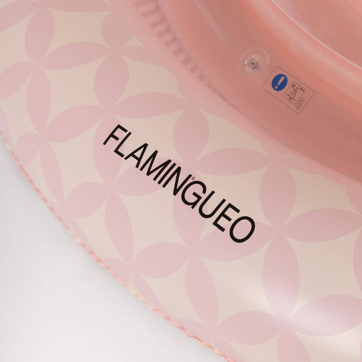 Flamingueo - Wholesale Beach Accessories - Rounded pink tanning pool2