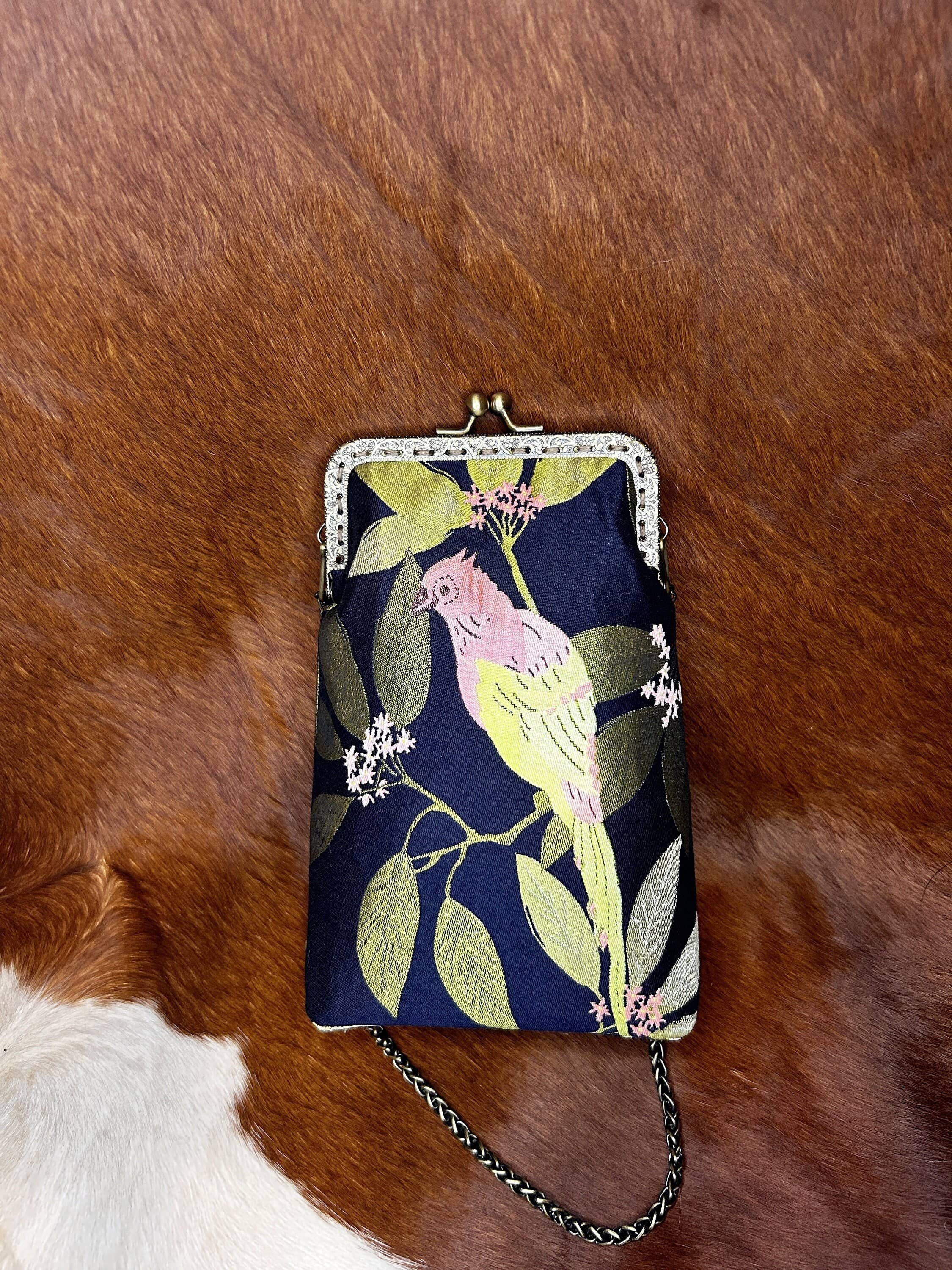LeisTextileStudio - Vente Pochette – femme - Pochette de téléphone faite main avec fermoir baiser en tissu à fleurs et oiseaux7
