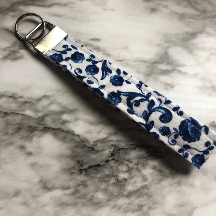 Blå och vitt blommigt tryck tyg armband nyckelring, nyckel fob för wholesale av MDStickerShop