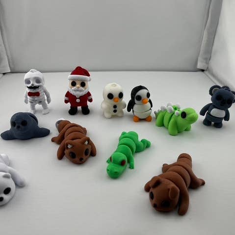 11 jouets articulés imprimés en 3D différents - Super cadeau - Mascotte d'équipe - Utilisez-le pour une collecte de fonds pour l'école - Collectionnez-les tous - Soulagement du stress - TDAH - Porte-clés - Tirette de fermeture éclair - Ami pour votre poche - FABRIQUÉ AUX ÉTATS-UNIS pour la vente par Huckleberry Concepts