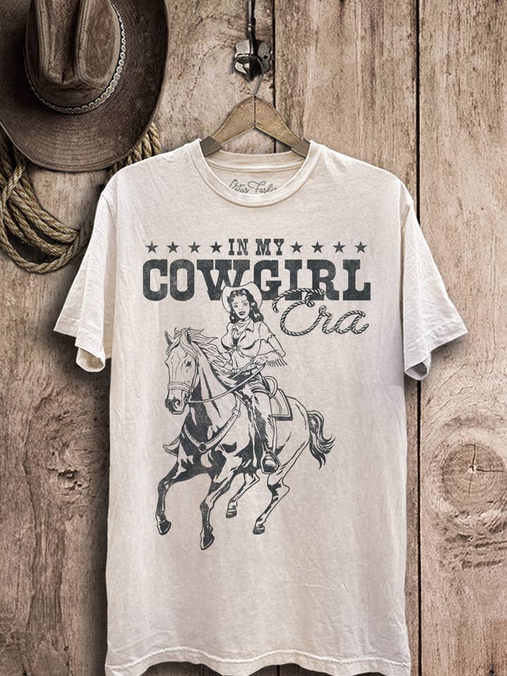 In My Cowgirl Era grafisk topp för wholesale av Lotus Fashion Collection