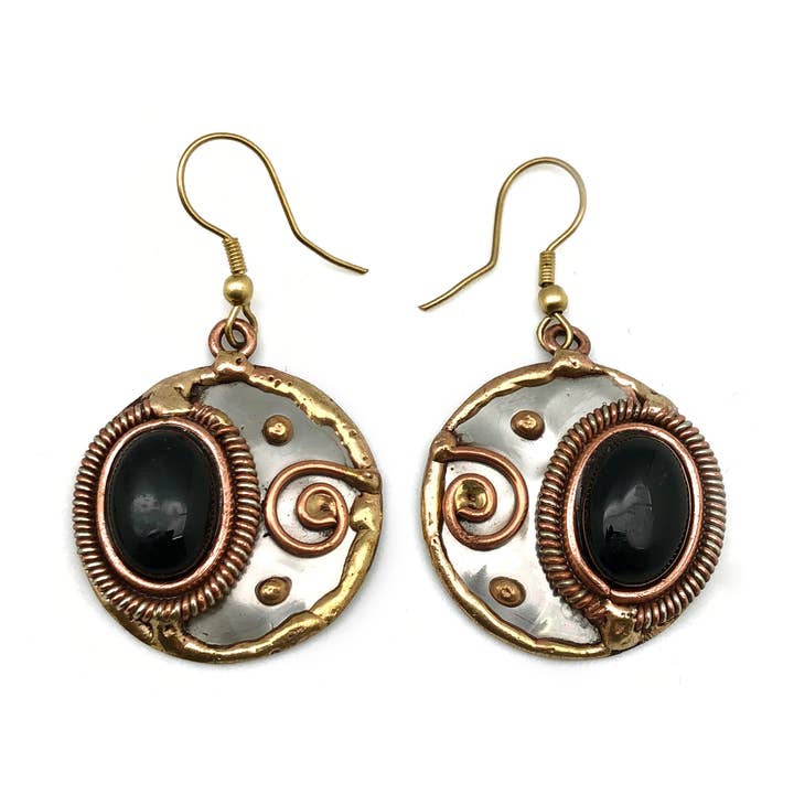 Orecchini in metallo misto e pietra di onice nera. per la vendita all'ingrosso da parte di Anju Jewelry