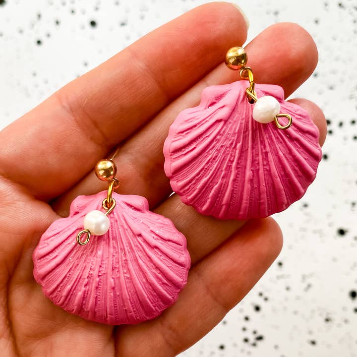 Rosafarbene Muschelperlen-Ohrringe aus Polymerton für den Großhandel von Lauren Likes Art