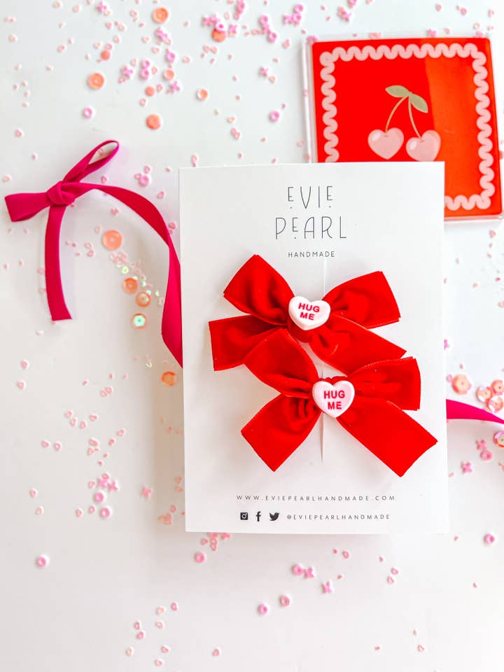 Rød Velour Hestehale Sæt med Hug Me Pink Charms for engroshandel hos Evie Pearl Handmade LLC