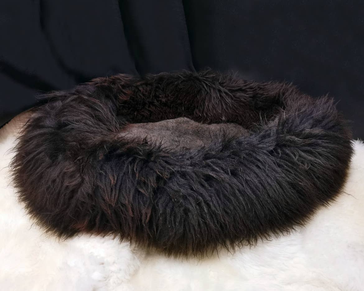 white Best dog beds large, luxury sheepskin dog beds for wholesale on Faire6