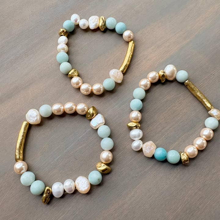 Bracelet extensible en or rustique avec pierres semi-précieuses et perles pour la vente par Twist Style