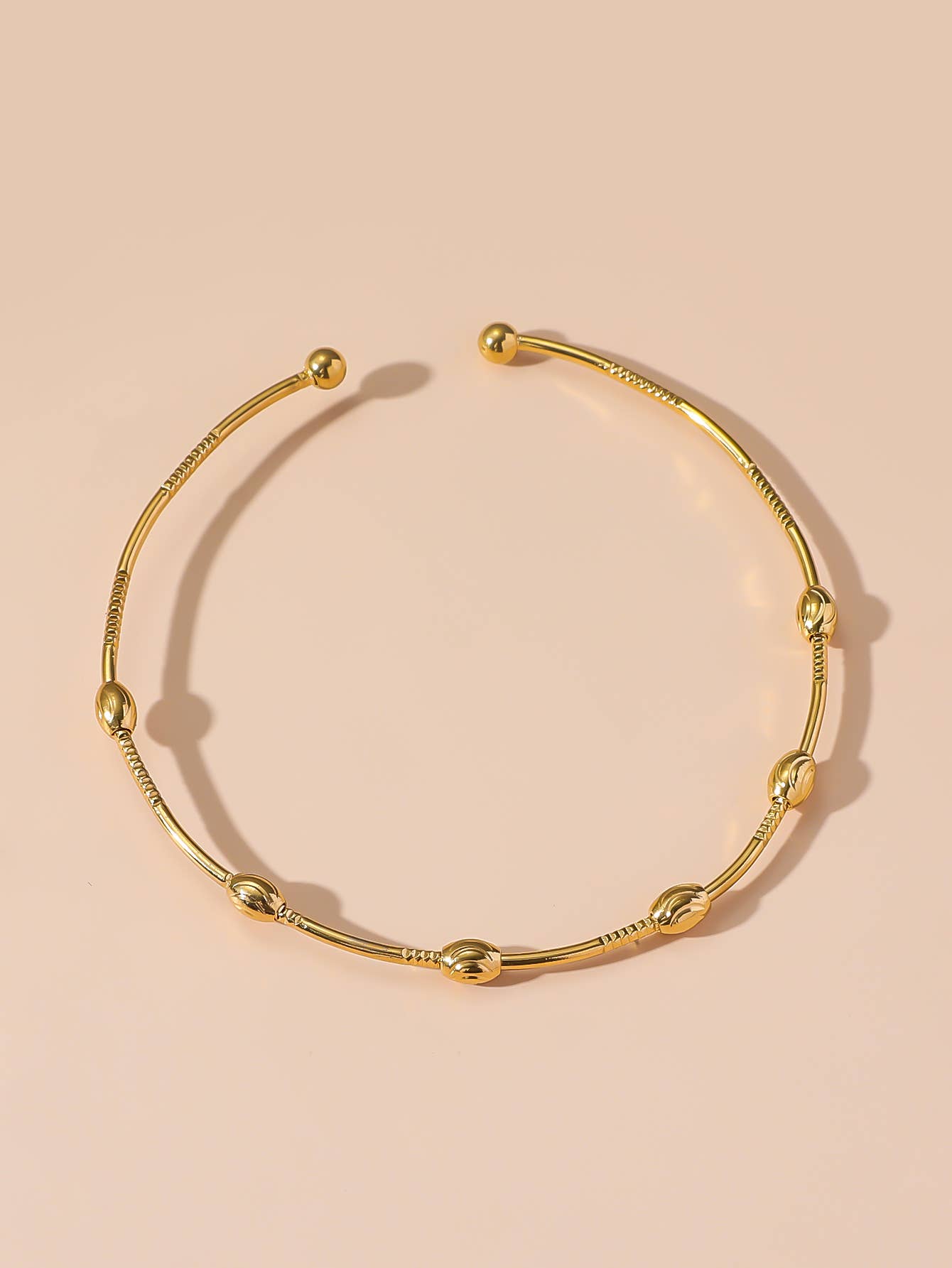Blossom bijoux – Engroshandel Manchetarmbånd – 24BRA120 Åbent armbånd i rustfrit stål med blød, fast form1