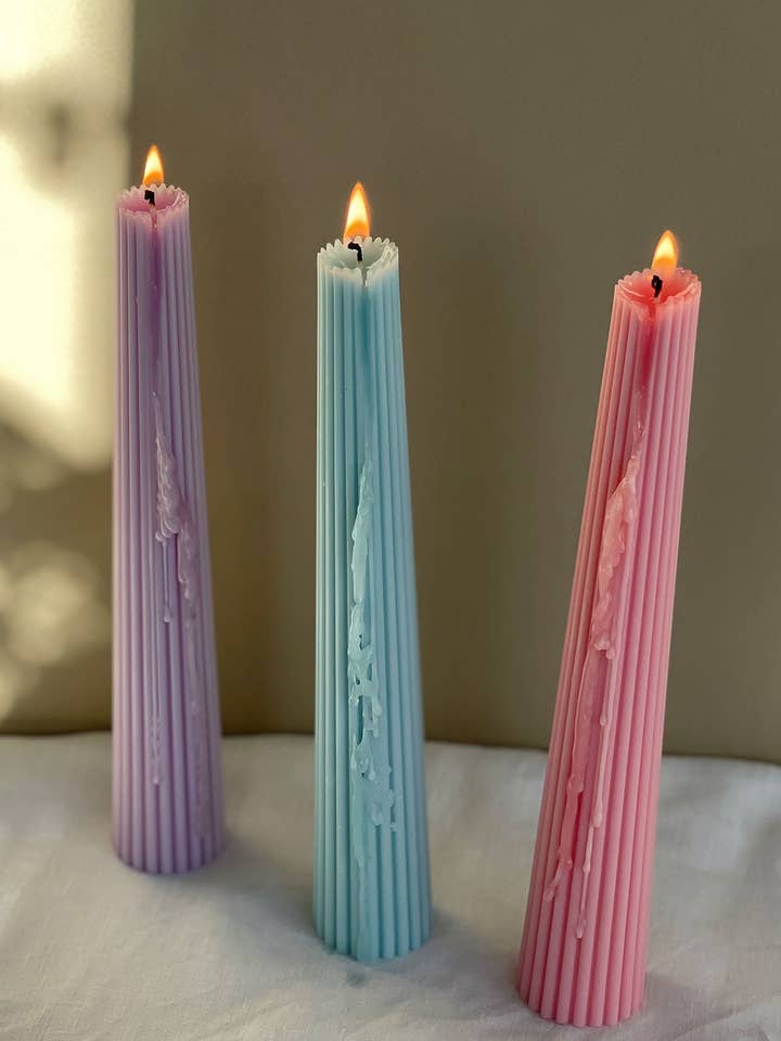 Geribbelde conische kaarsen voor wholesale door Interlude Candles