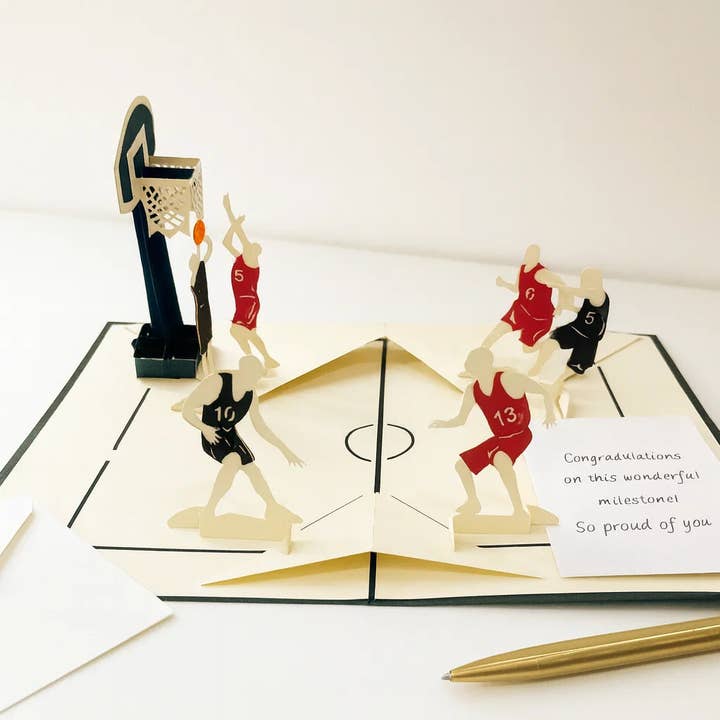Carte pop-up 3D joueurs de basketball pour la vente par The Paper Mix