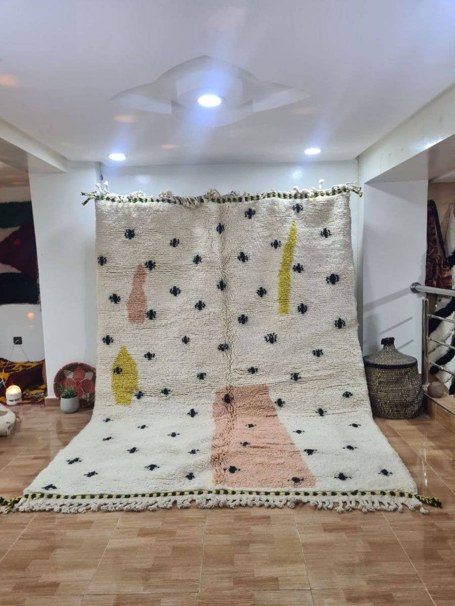 BohoVibeCraft – Großhandel Teppichvorleger – Abstrakter marokkanischer Wollteppich mit Paillettenfransen | Boho-Dekor2