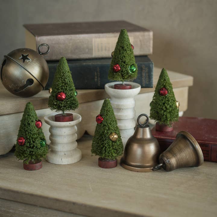 ENSEMBLE/ 5 - 4" ARBRES BOUTEILLE VERTS AVEC CLOCHETTES pour la vente par Ragon House