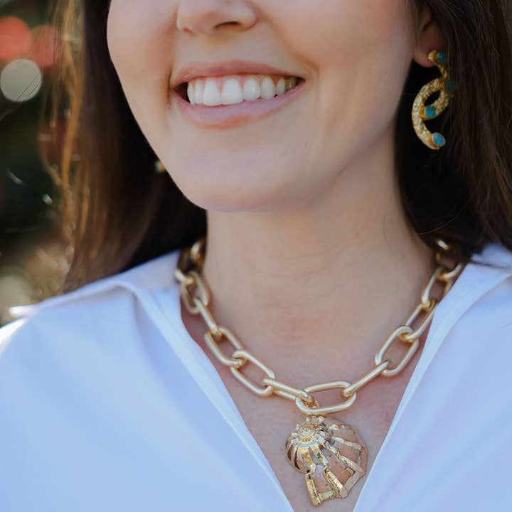 Allie Beads - Wholesale Pendant/Charm Necklace - Gold Chain Necklace + Seashell Pendant1