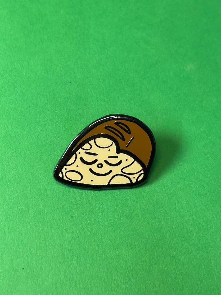 Spilla in smalto duro a forma di pagnotta di pane tostato di lievito madre per la vendita all'ingrosso da parte di 2B Or Not 2B