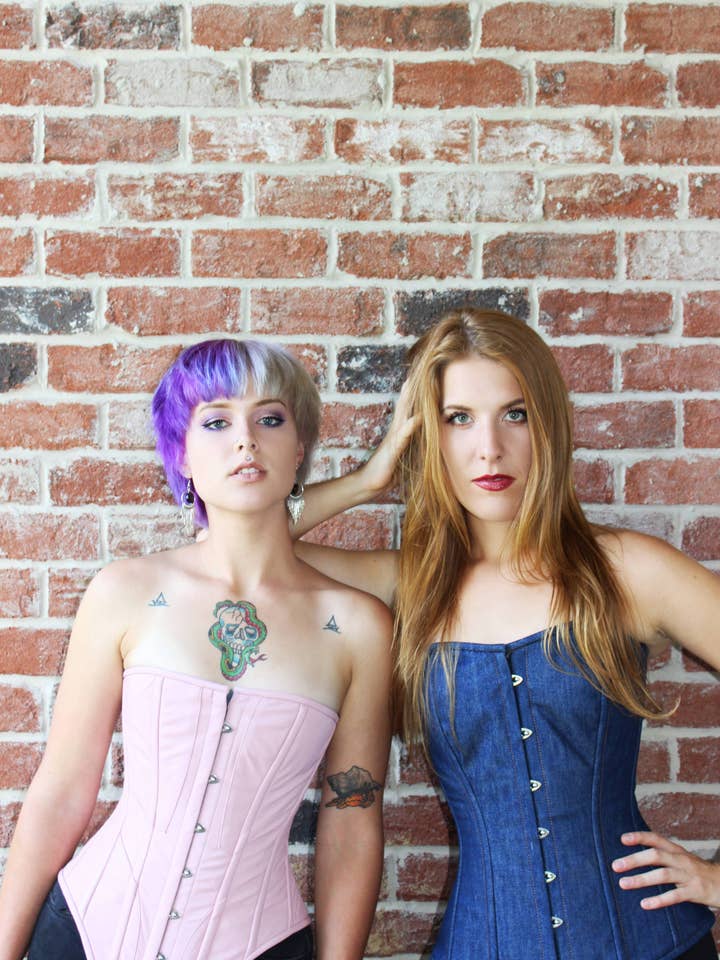 Corsetto overbust in denim della collezione Corsettery Western con busk, corsetto in denim blu per la vendita all'ingrosso da parte di corsettery