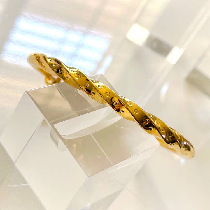 Dünner goldener Armreif mit Sternen, stapelbares Armband, glamouröses Statement für den Großhandel von Holicca