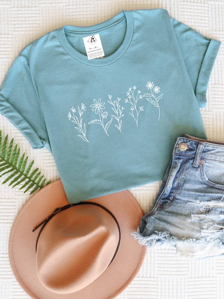 T-shirt Wildflower pour la vente par Blonde Ambition Apparel & Designs