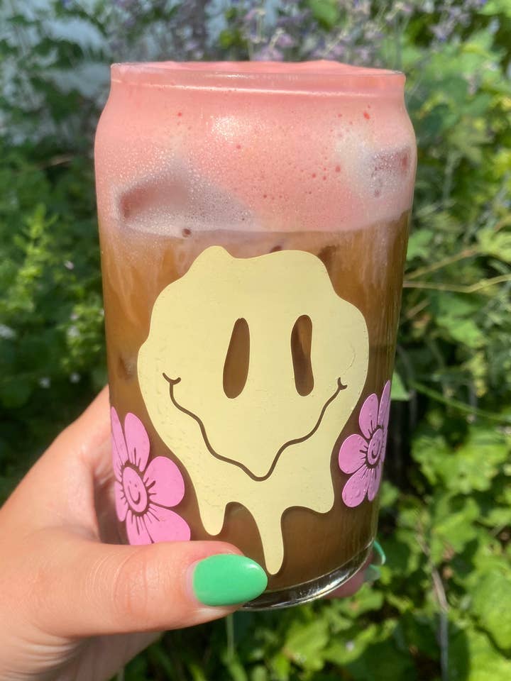 Nieuw: glazen beker met drip smiley face blik voor wholesale door Craftedbyjdco