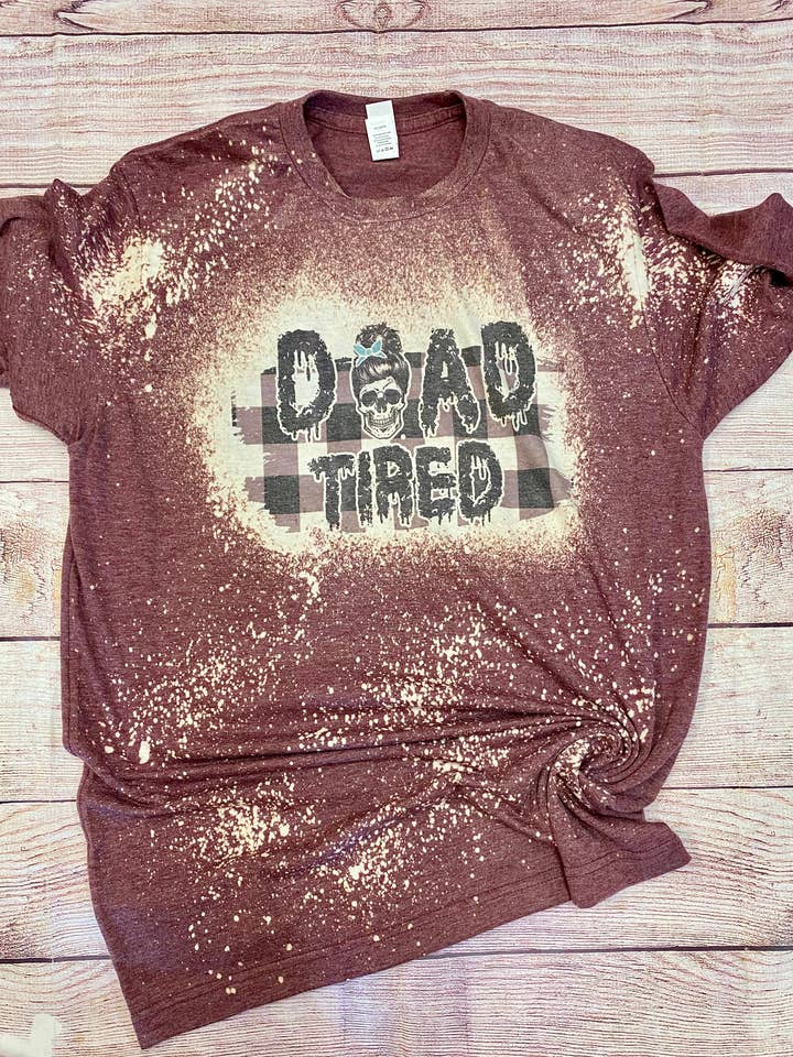 Maroon Dead Tired | Dead Tired Mom Skull | Fall Design Bleach Shirt | Bleach Tee | Bleach Shirt | Gebleekt shirt | Fall Bleach Shirt voor wholesale door Cute As A Rustic Button