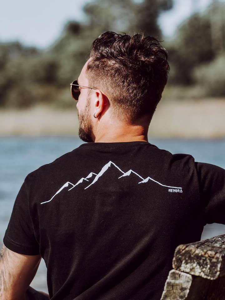 T-SHIRT DA MONTAGNA NERA DA UOMO per la vendita all'ingrosso da parte di HENORA