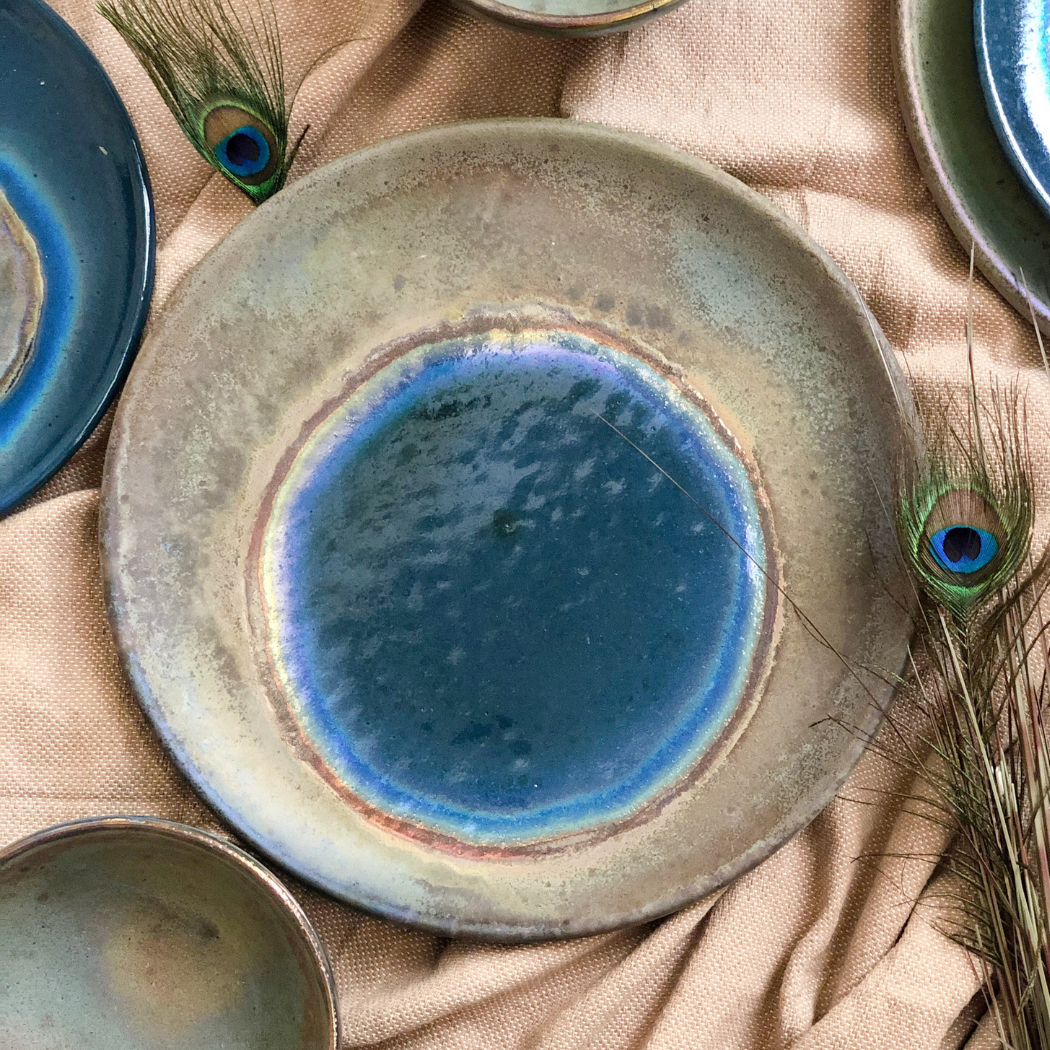 Los Artisans - Vendita all'ingrosso Piatto - Piatti da cena verdi rustici e blu pavone con dettagli dorati metallici7