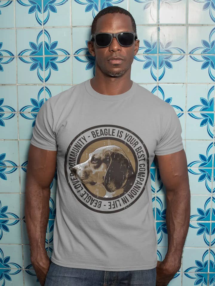 Grigio puro Maglietta da uomo ULTRABASIC Beagle is Your Best Companion Life - Dog Best Friend Shirt in vendita all'ingrosso su Faire1