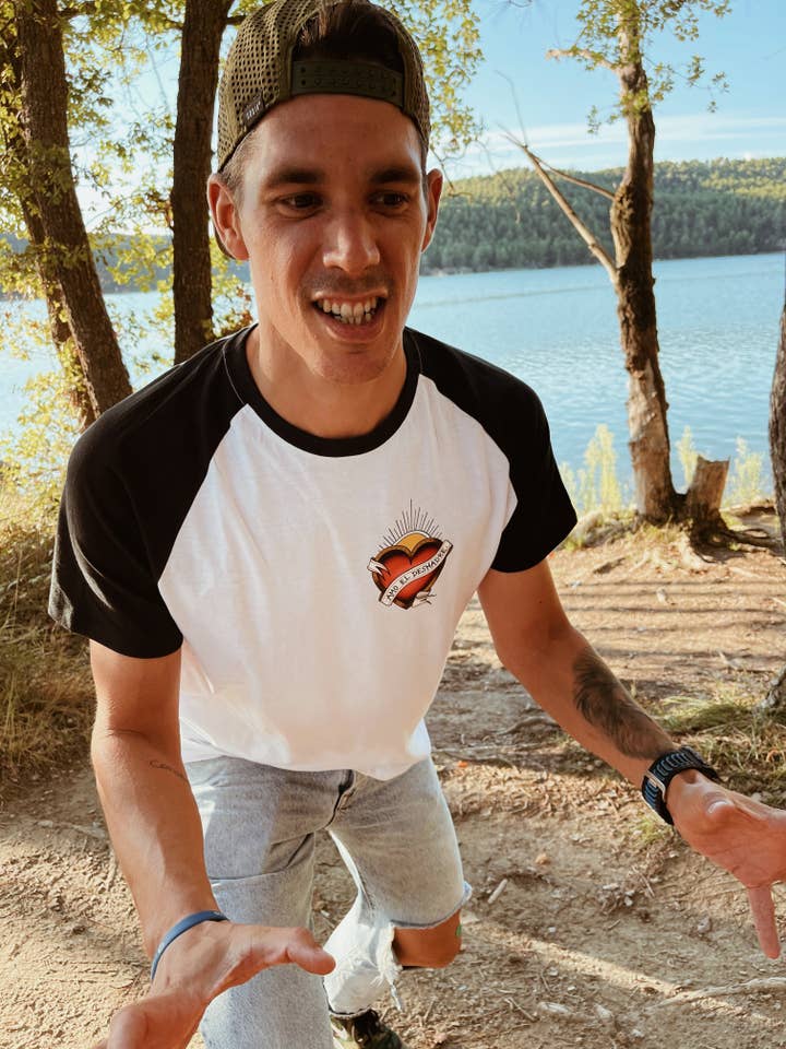 White Black Amo el Desmadre T-shirt for wholesale on Faire2