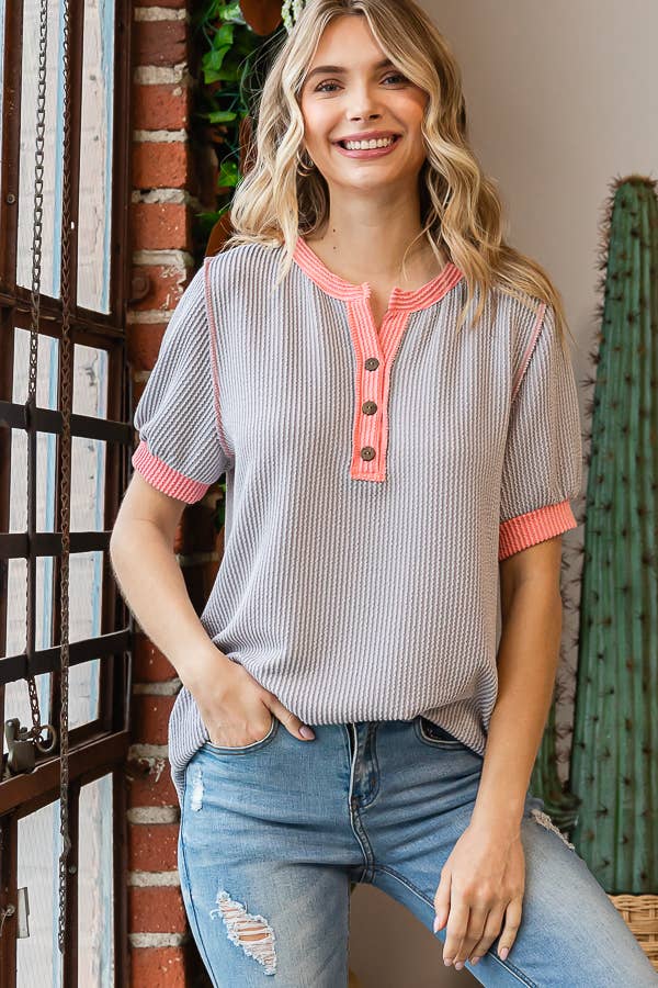 7th Ray - Vendita all'ingrosso Top in maglia - Donna - Top a coste con bottoni a contrasto sul davanti e maniche corte T544916