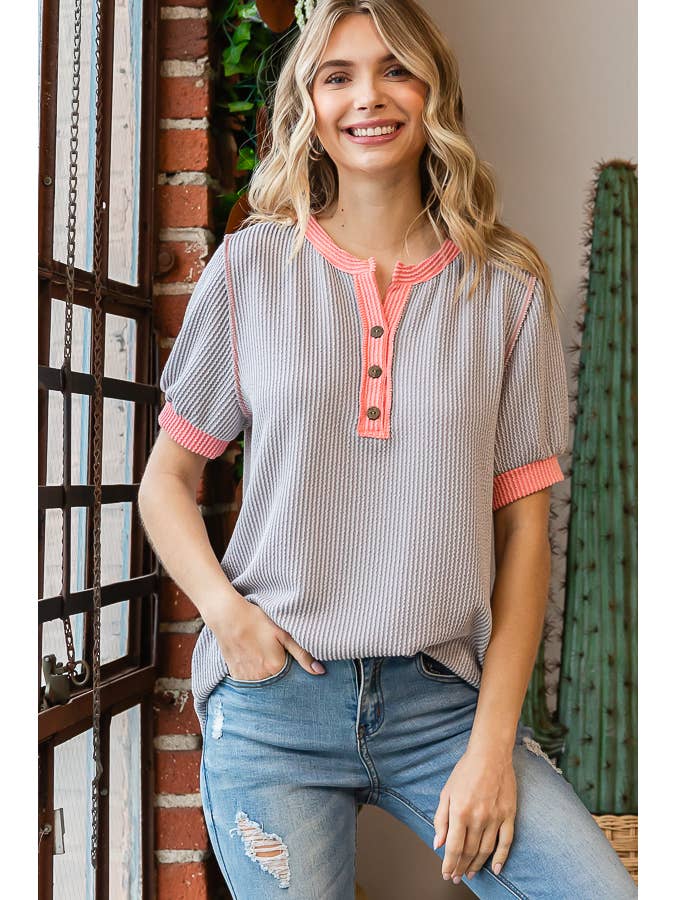 7th Ray - Vendita all'ingrosso Top in maglia - Donna - Top a coste con bottoni a contrasto sul davanti e maniche corte T544916