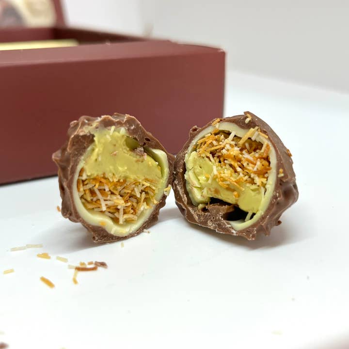 Aladdin - Wholesale Chocolate box - Ema Chocolate Milk and White Chocolate Truffles With Dubai Filling - Merry Christmas Box - 250g1