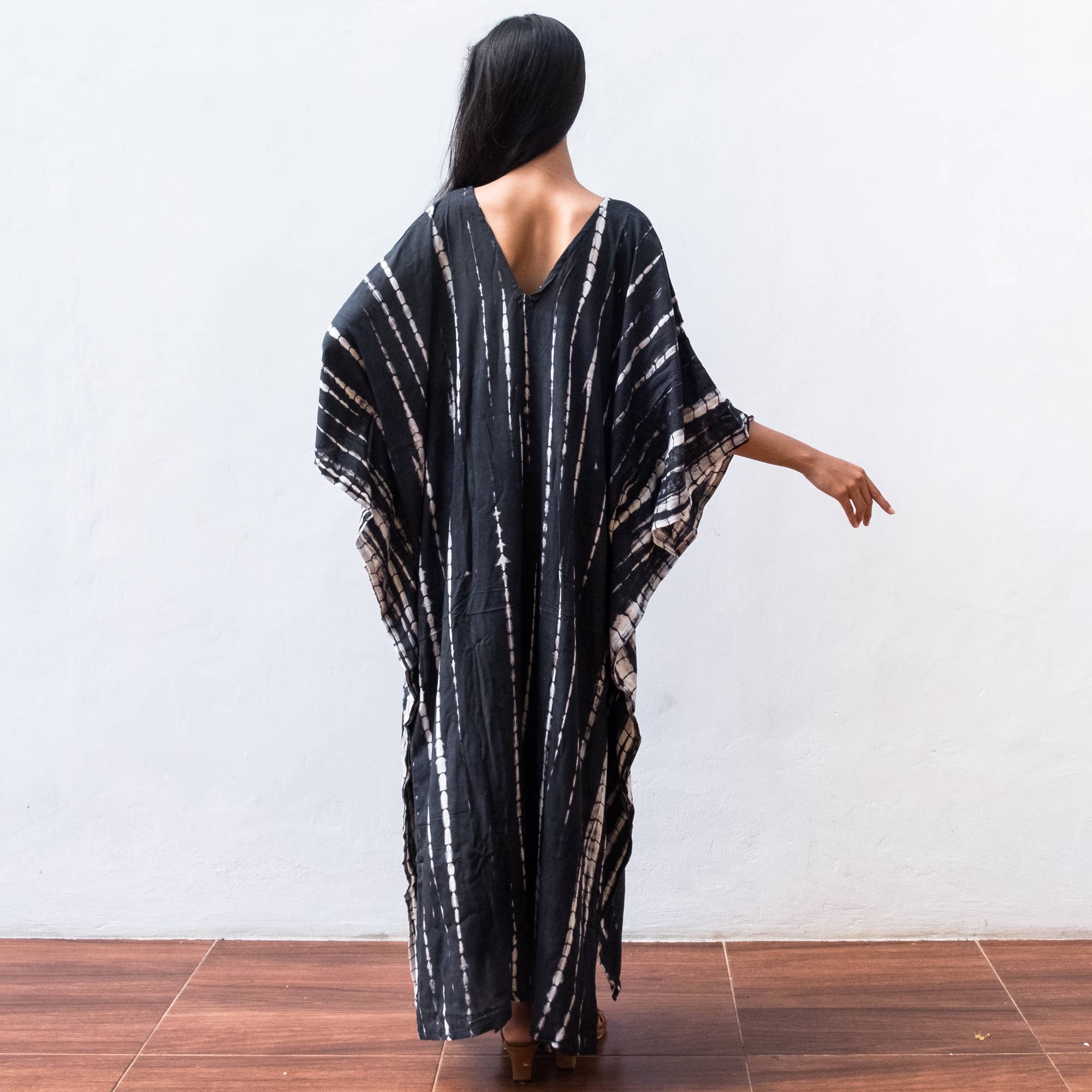 Bali Harvest – Großhandel Kaftan – Damen – Batik-Kaftan-Kleid (Schwarz Silber) – Sun Beach Resort Mode2