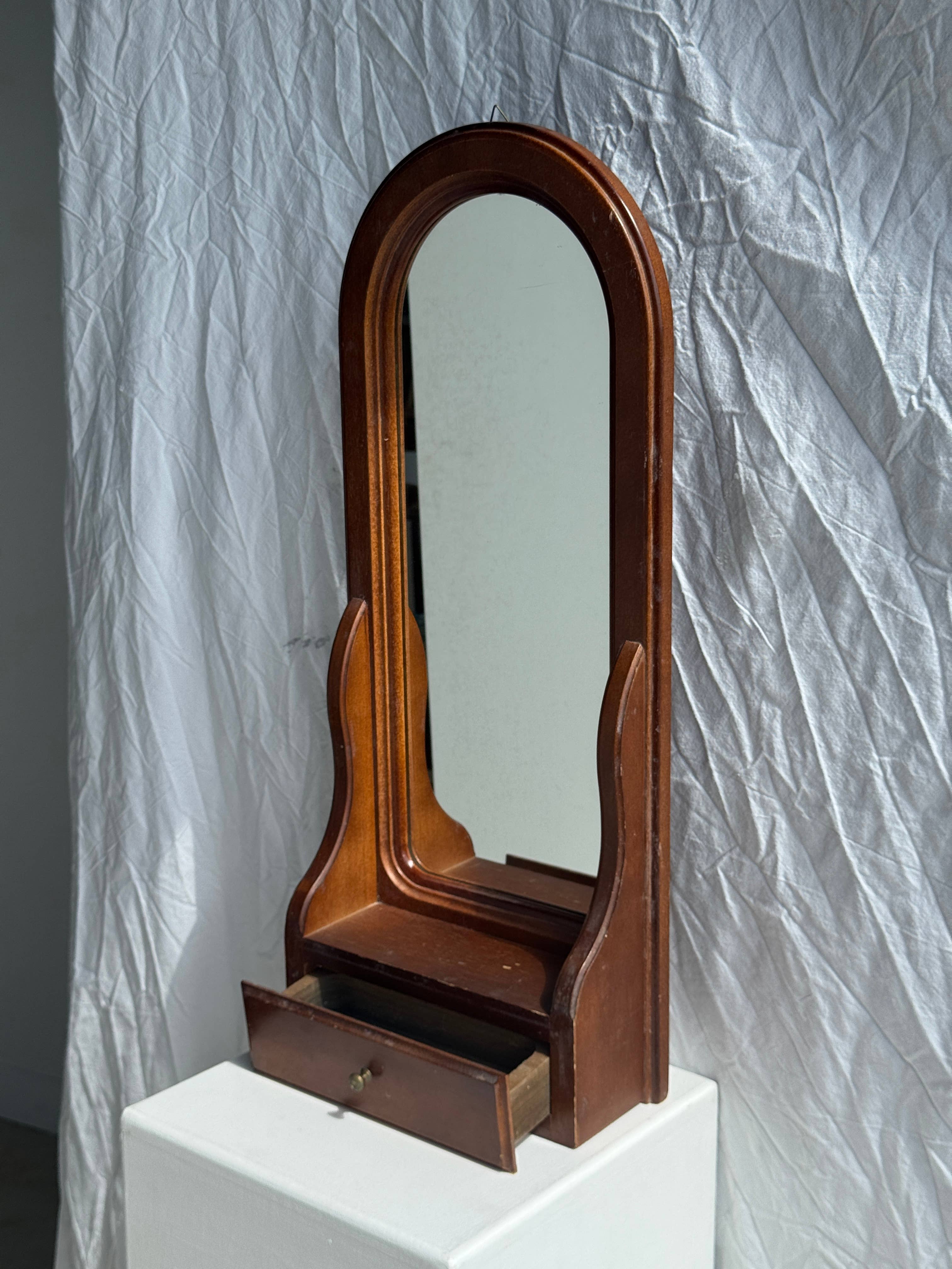 Office Objets - Wholesale Wall Mirror - Rounded mirror with a brown wooden drawer H6714