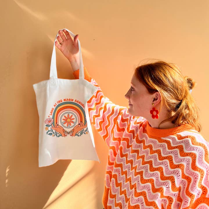 Regardez la magie autour de vous - Sac fourre-tout pour la vente par Sunshine Studio
