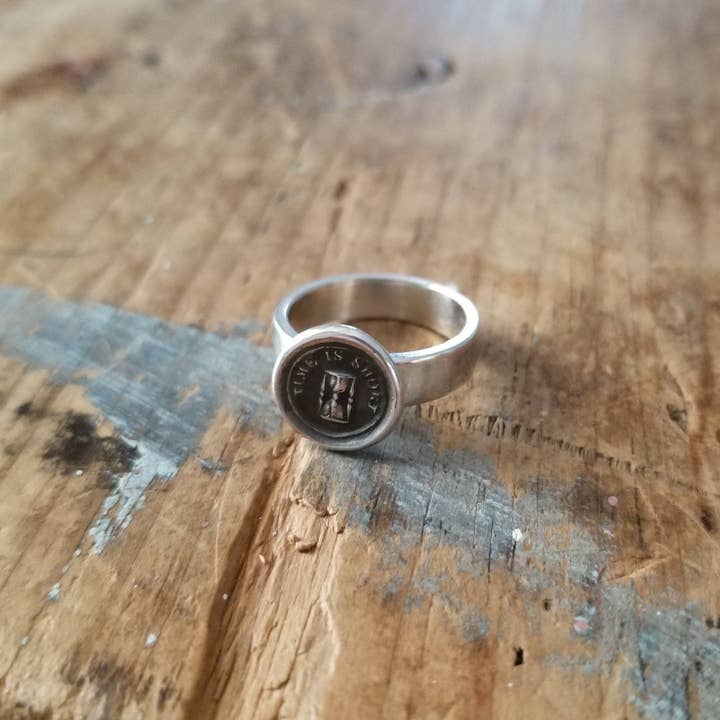 Anneau d'étanchéité en cire de sablier Time is court pour la vente par Plum and Posey