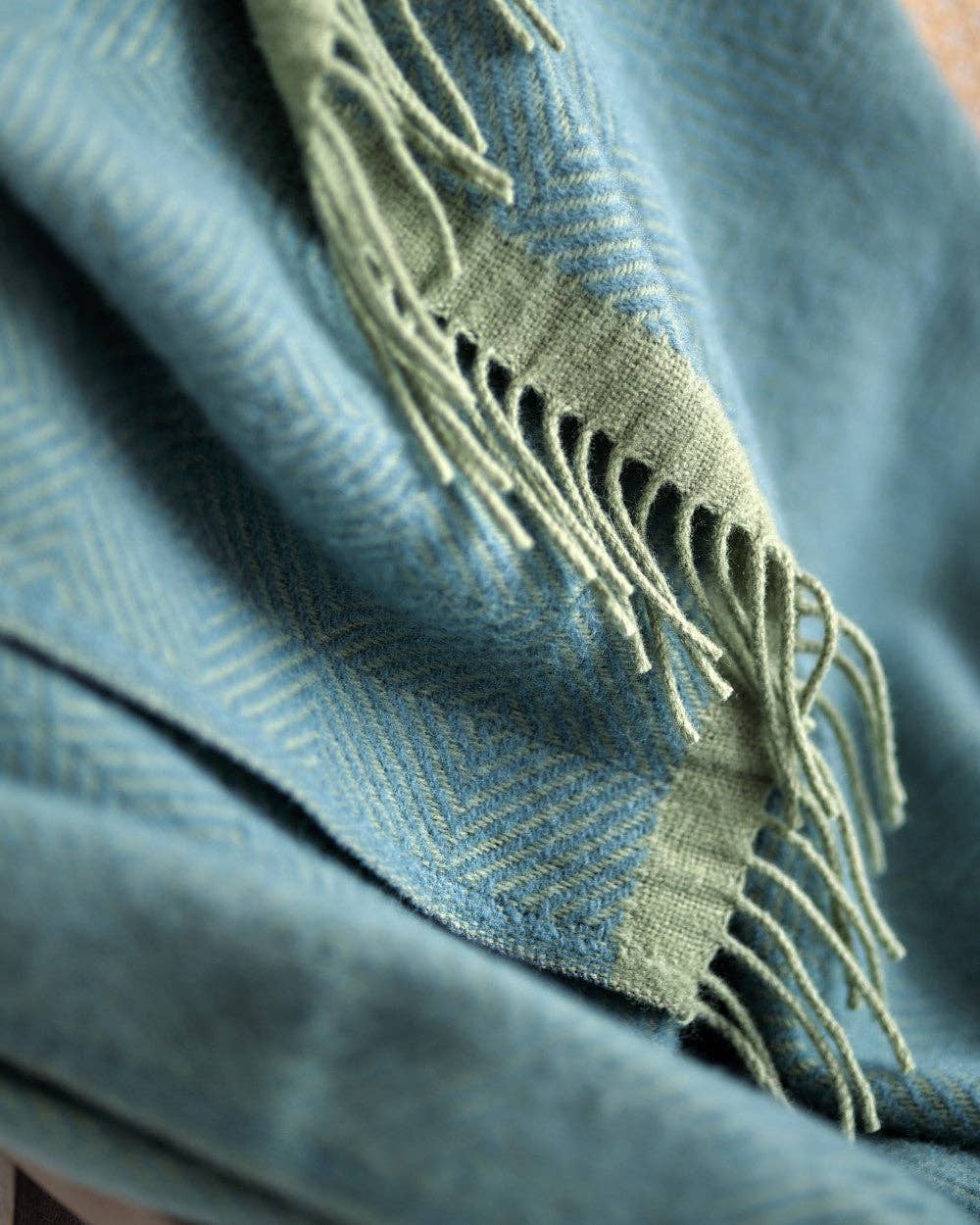 The British Blanket Company – wholesale Throw blanket – Wildweave Blanket: Sea Holly and Lichen3