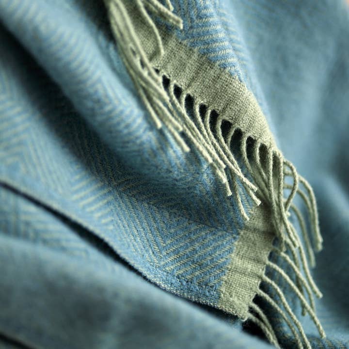 The British Blanket Company – wholesale Throw blanket – Wildweave Blanket: Sea Holly and Lichen3