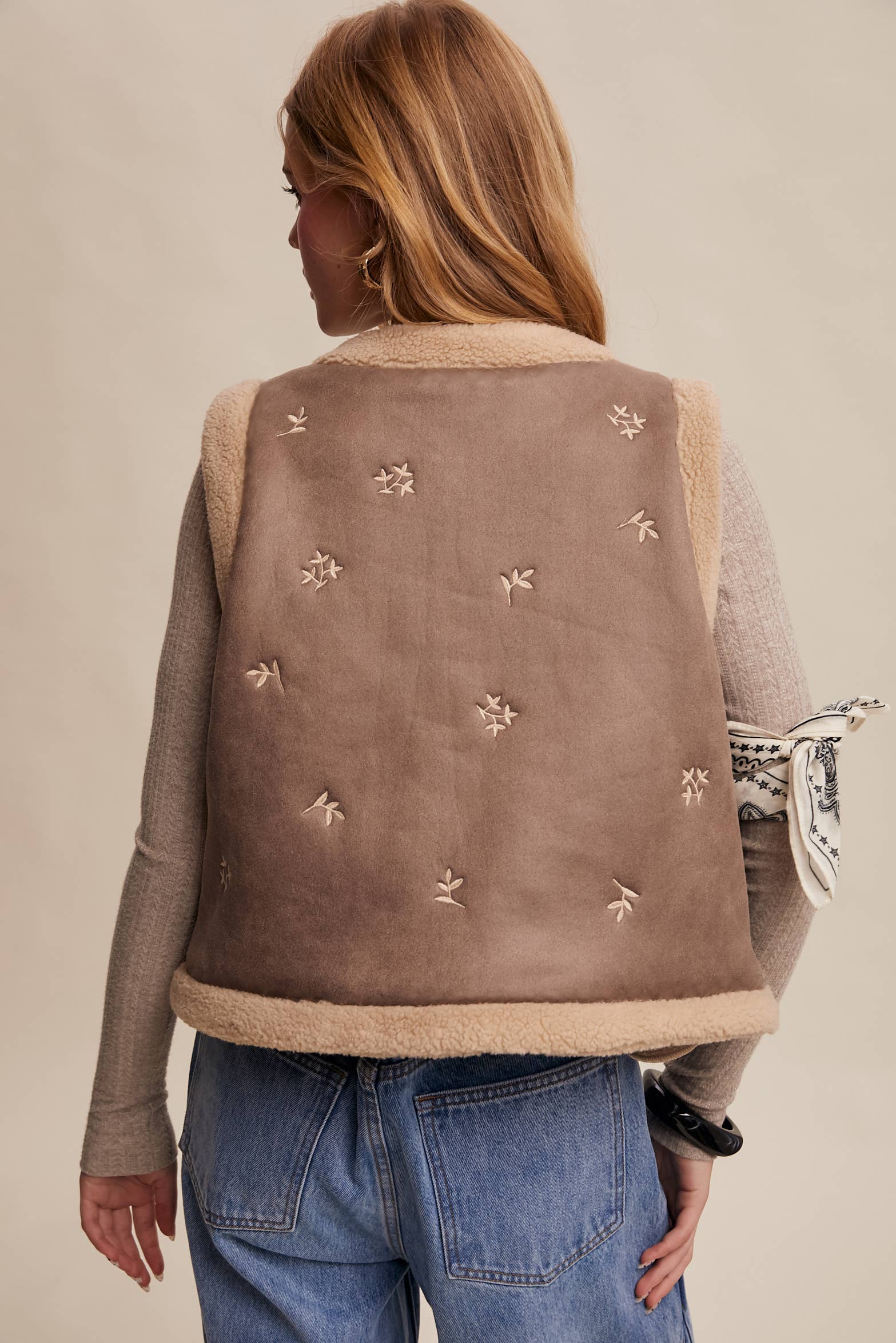 Listicle - Vendita all'ingrosso Gilè imbottito - Donna - Gilet in Finta Pelle Scamosciata Ricamata con Pelliccia Sintetica24