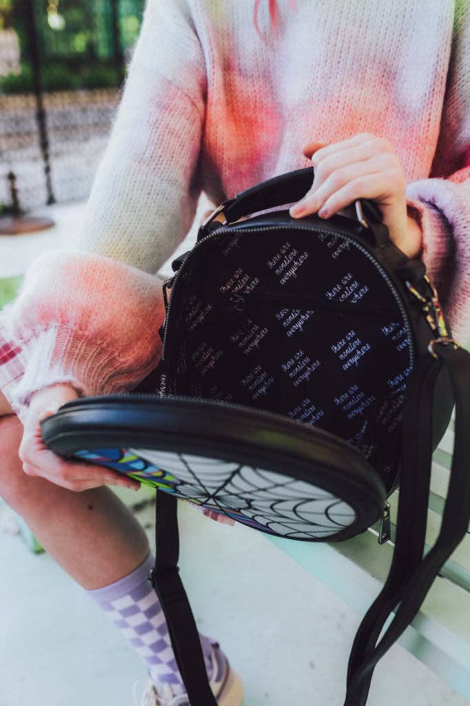 Weasel Wear – Engroshandel Crossbodytaske - Dame – Farveallergi Crossbody Konvertibel Taske // Rygsæk - PU Læder Gotisk Farvet Glas Konvertibel Taske (Haute Horror Edition)3