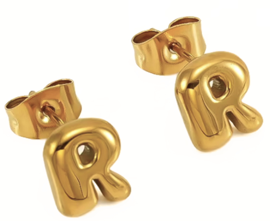 Gult guld HoopLa boblebogstav mini ørestikker i stål med 18K guld for engroshandel på Faire19