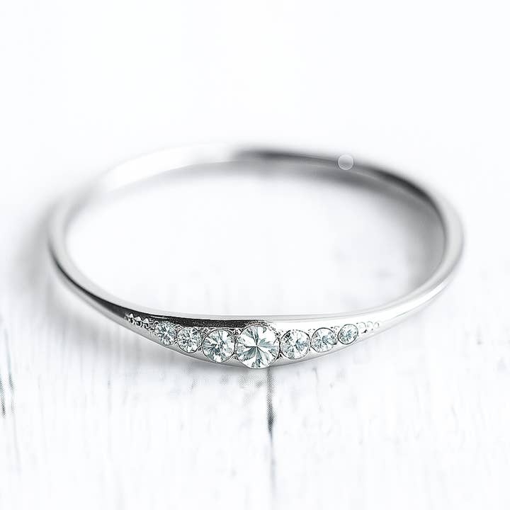 Bague empilable délicate en moissanite en argent 925 pour la vente par GEMPARA