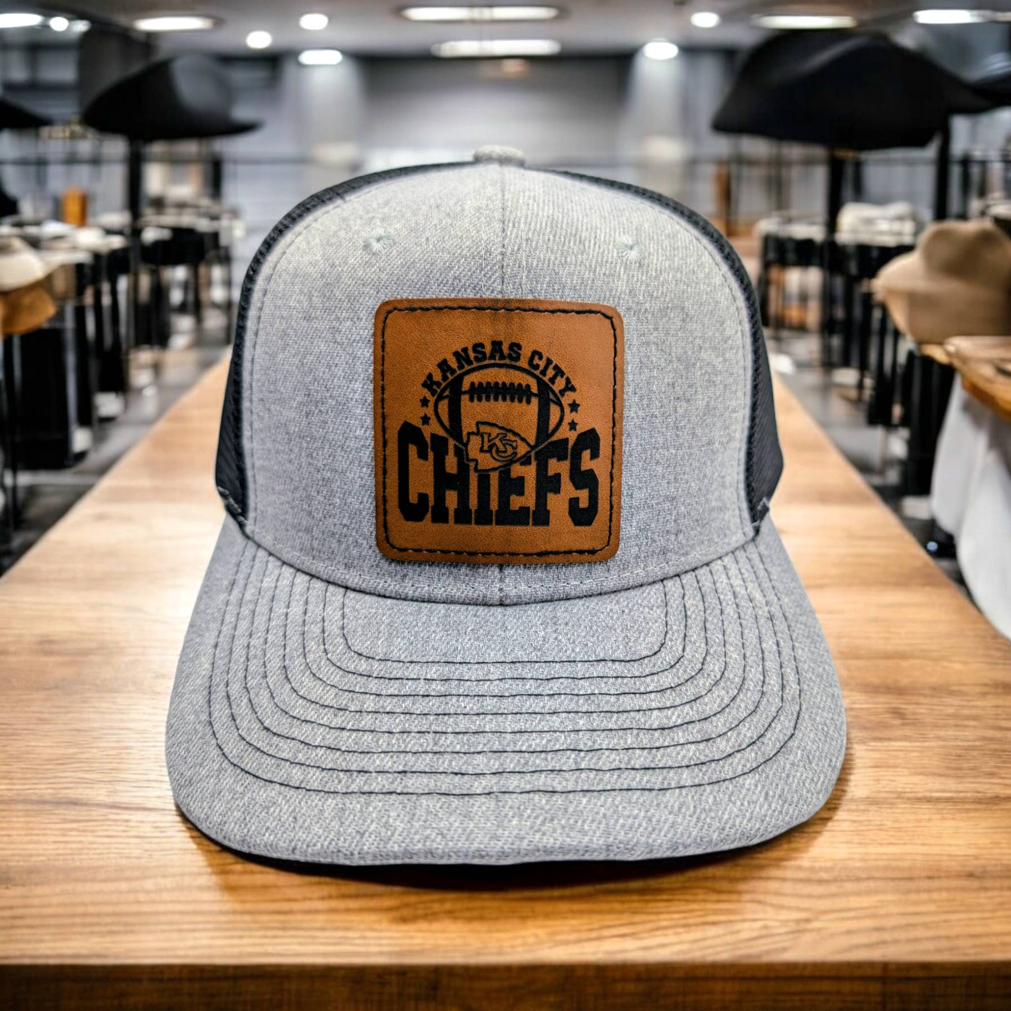 2A Solutions - Vendita all'ingrosso Cappellino da camionista - Unisex - Cappello da camionista con toppa in pelle dei Kansas City Chiefs
