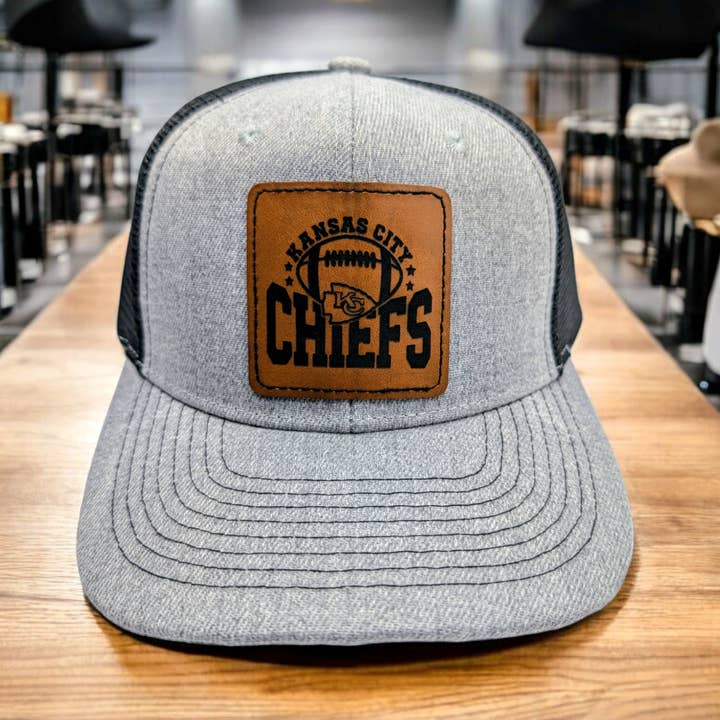 2A Solutions - Vendita all'ingrosso Cappellino da camionista - Unisex - Cappello da camionista con toppa in pelle dei Kansas City Chiefs0
