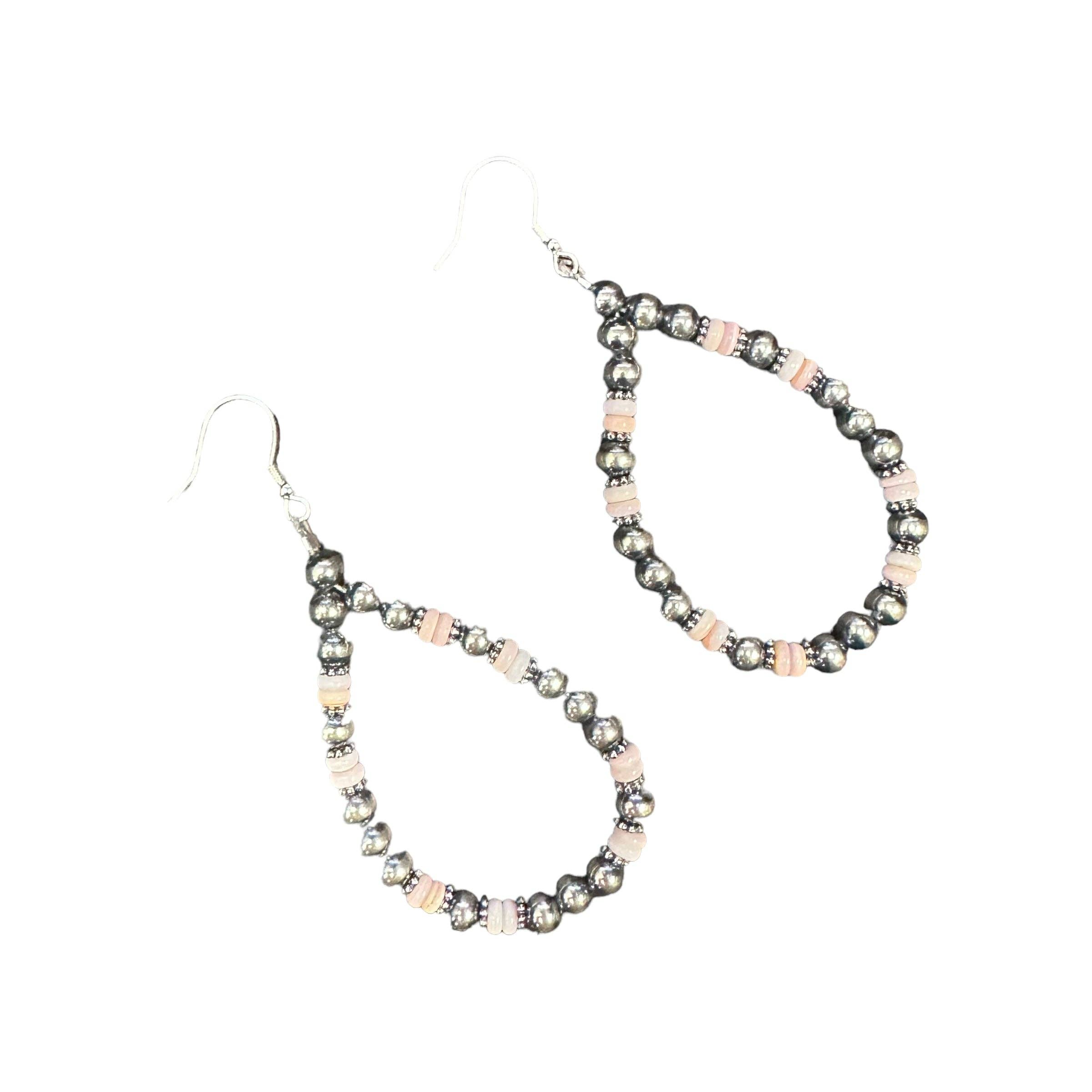 Select Lines - Vente Boucles d'oreilles pendantes - Boucles d'oreilles pendantes en argent sterling avec perles du désert en forme de conque rose
