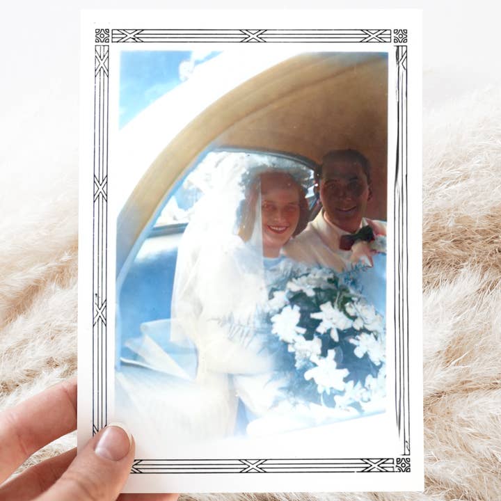 Trouwkaart. Vintage bruid en bruidegom in de auto. Van binnen leeg. voor wholesale door Raven's Rest Studio