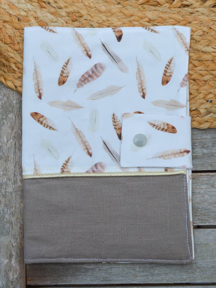 “Feathers” health book cover for wholesale by Un hibou dans le papier