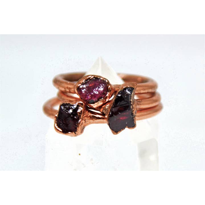 Anillo de cobre granate crudo | Anillo de piedra de nacimiento de enero en bruto para venta al por mayor de Daddy Daughter Jewelry