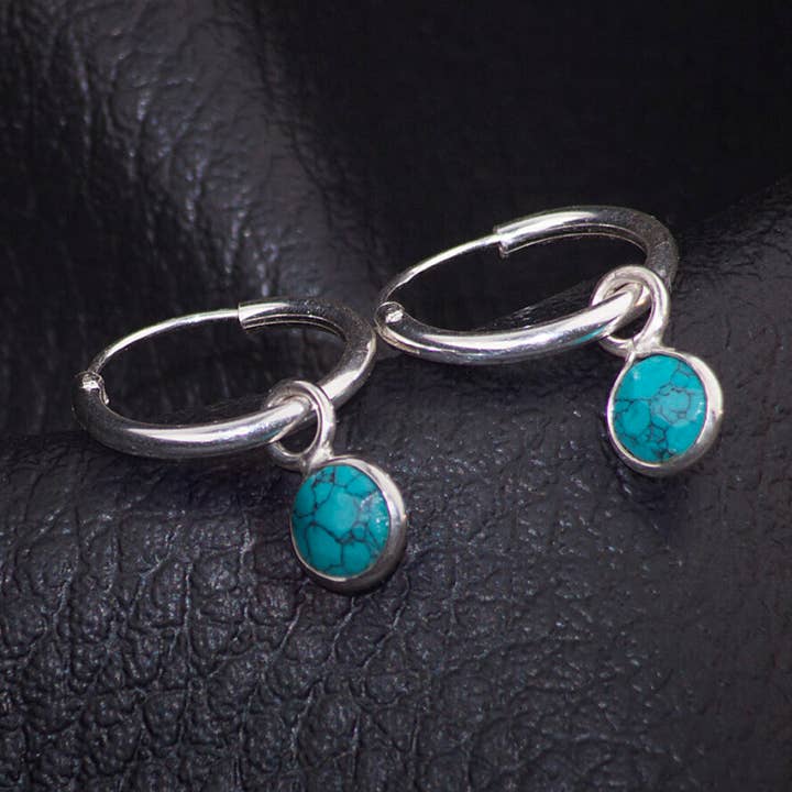 Birthstone Hoop-örhängen med turkos charm i silver för wholesale av The Jewellery Store London