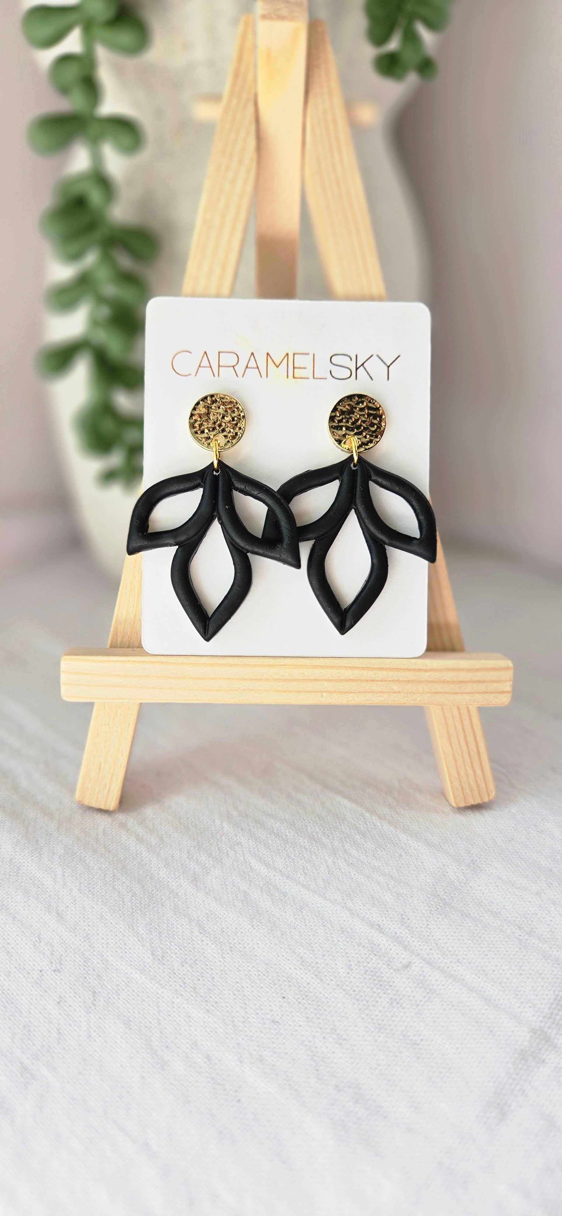 Caramel Sky – Engroshandel Hængeøreringe og creoløreringe – Sort lerdingle øreringe, sort og guld øreringe