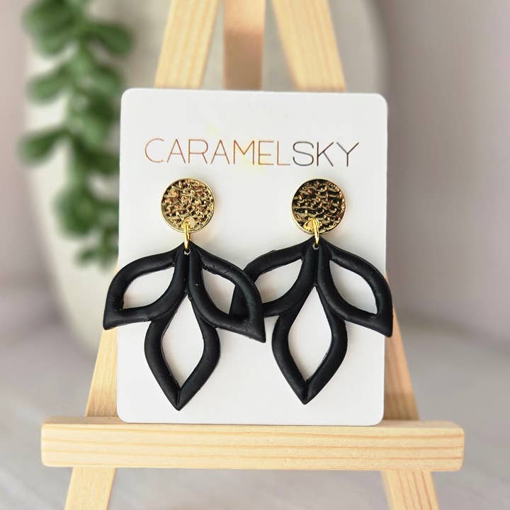 Caramel Sky – Engroshandel Hængeøreringe og creoløreringe – Sort lerdingle øreringe, sort og guld øreringe0